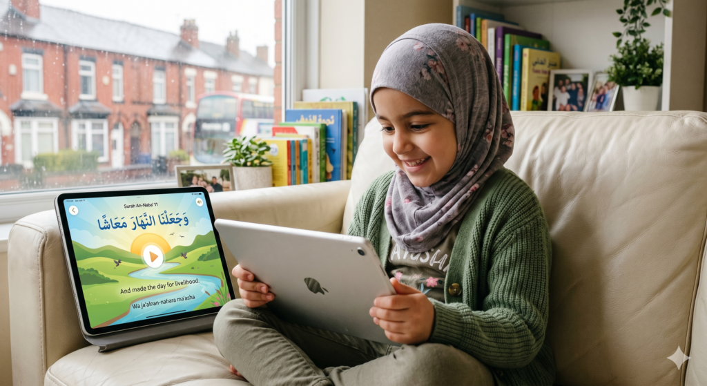 طفلة مسلمة تبتسم أثناء استخدام جهاز لوحي (أيباد) لتعلم القرآن الكريم، يظهر على الشاشة آية 'وجعلنا النهار معاشاً' مع رسوم توضيحية تعليمية ملونة، وخلفية منزلية دافئة تحتوي على كتب.